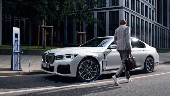 BMW Serie 7 Berlina Passo Lungo Bergamo Lecco Sondrio ricarica