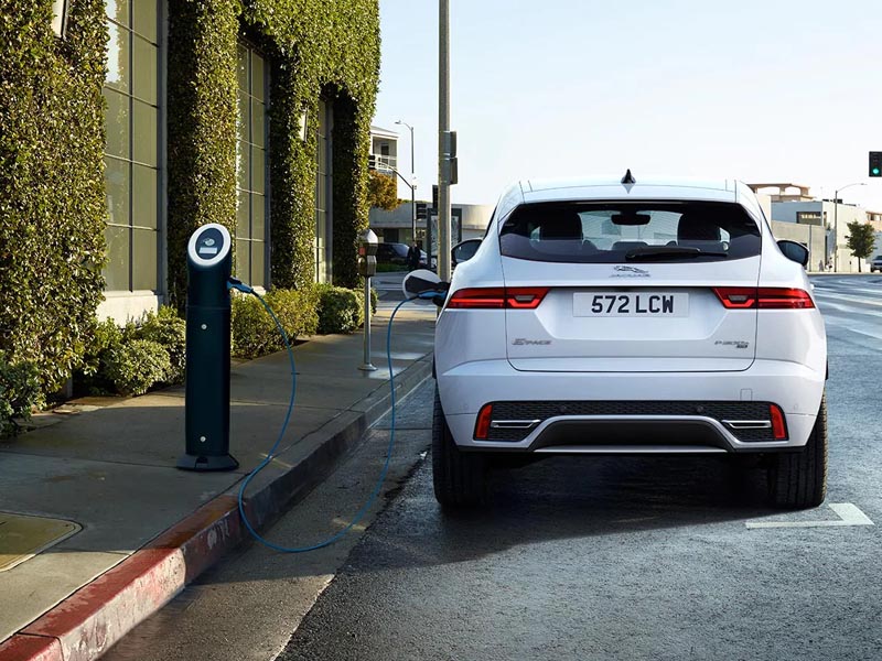 Jaguar E Pace Milano slide